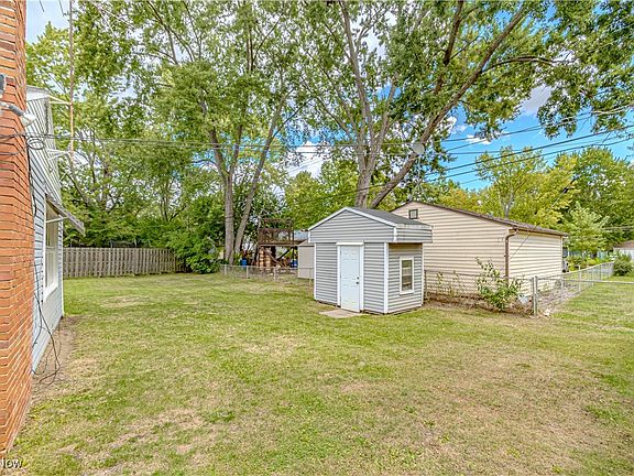 3rd image of 325 Adrian Dr
