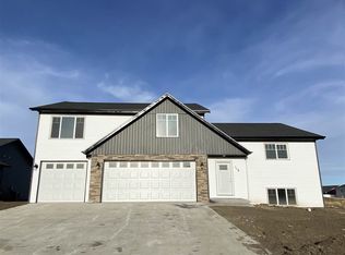 118 Mulberry Loop, Minot, ND 58703