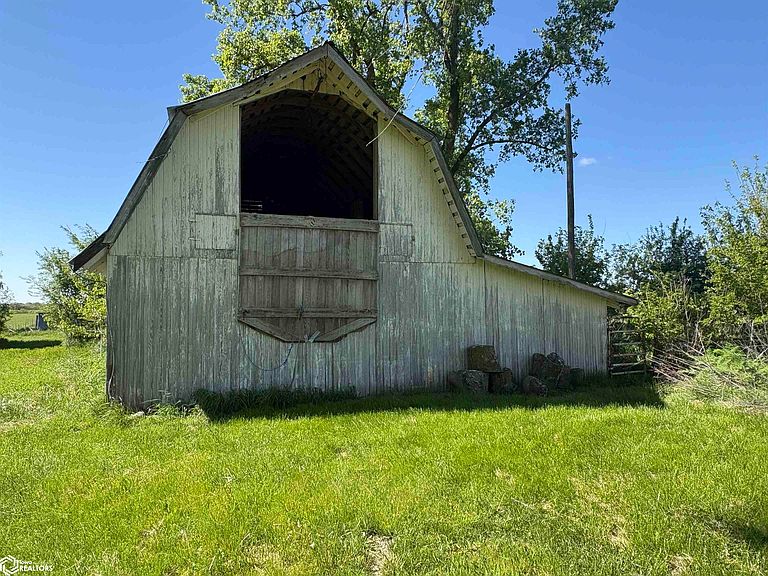 Listing photo 5