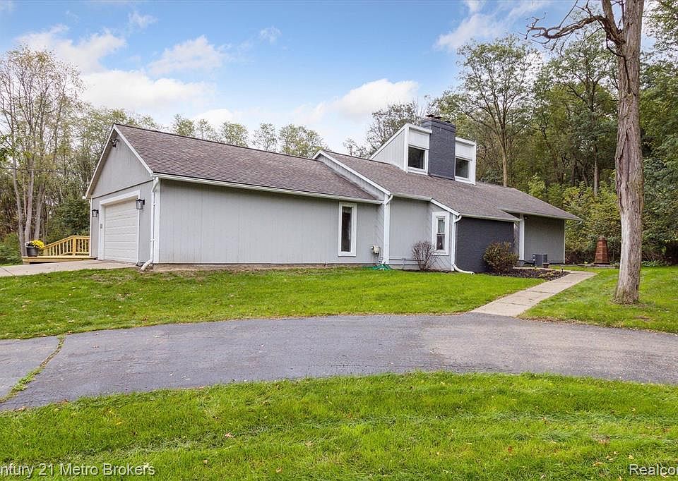 10111 White Lake Rd, Fenton, MI 48430 MLS 20230086754 Zillow