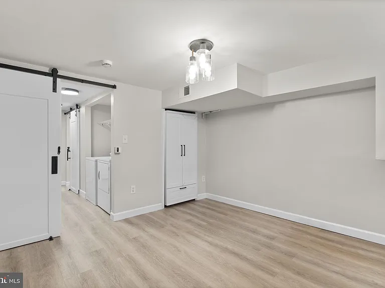 112 E Randall St — Photo 30