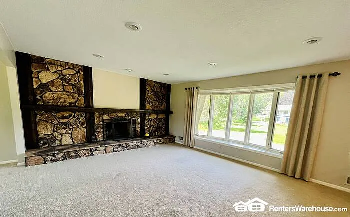 1817 Welland Ave — Photo 2