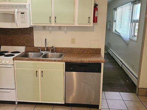3rd image of 35 Hutchinson St APT 2