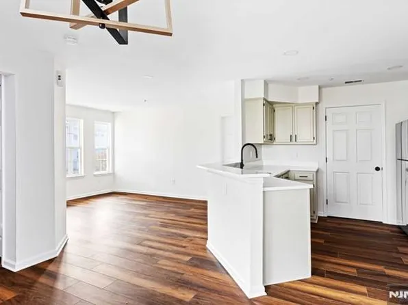 6001 Tudor Dr, Pompton Plains, NJ 07444