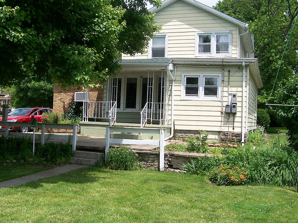 1st image of 305 W Oak St
