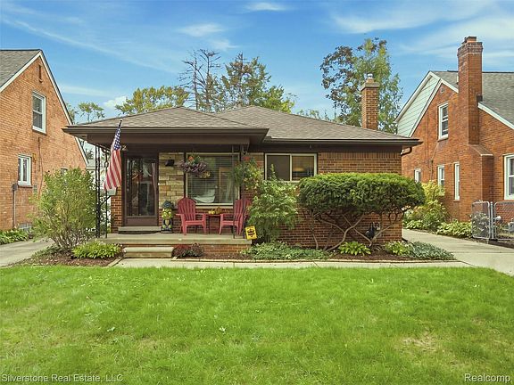 2nd image of 2142 Hawthorne Rd