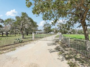 240 OAK HOLLOW DR, La Vernia, TX 78121