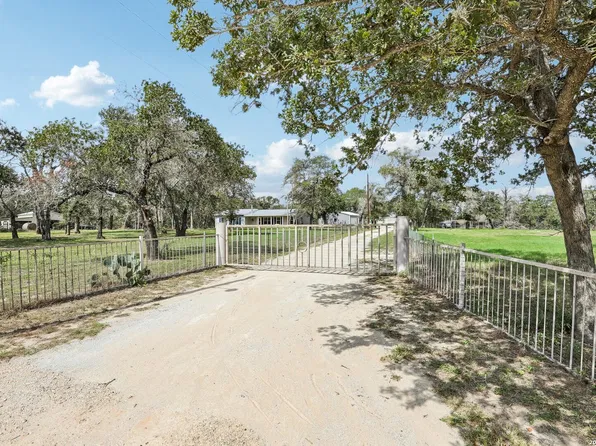 240 OAK HOLLOW DR, La Vernia, TX 78121