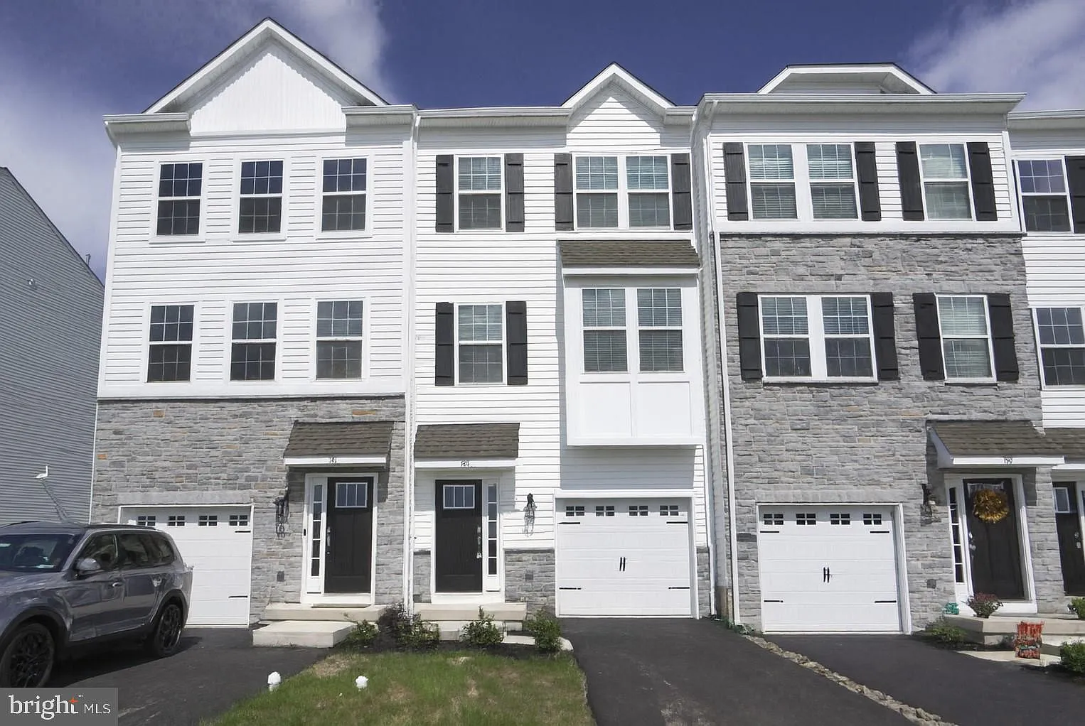 3 bed, 2.5 bath, 2184 sqft, $2,950 — Photo 1