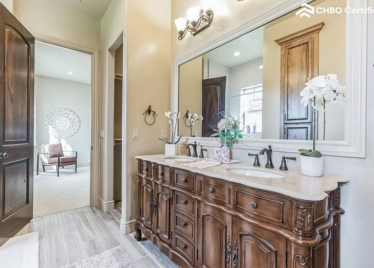 Upstairs jack and Jill shared bathroom