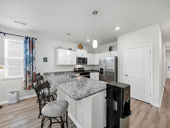 3rd image of 253 Blue Valley Ct