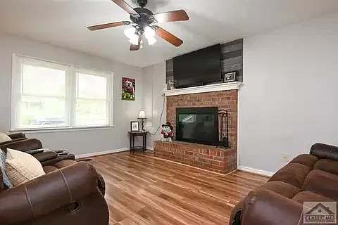 3 bed, 1313 sqft, $2,250 — Photo 2