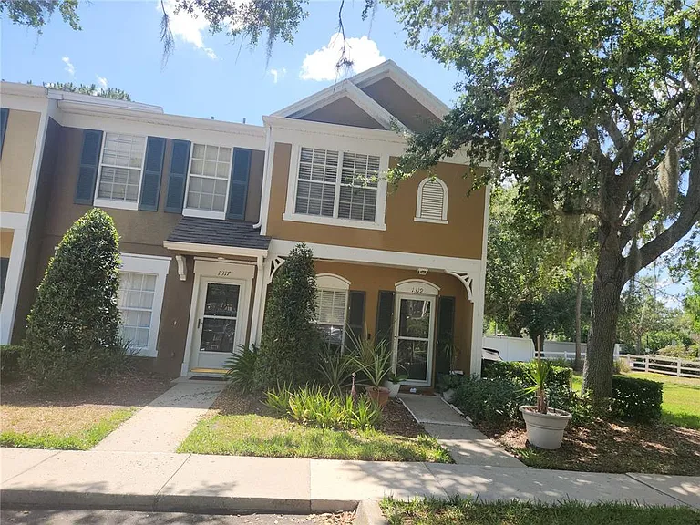 1317 Throckmorton Dr — Photo 2