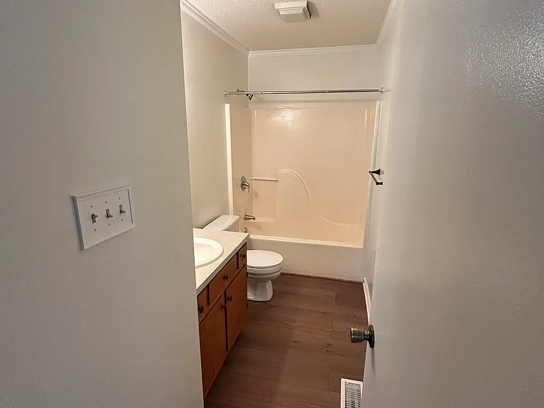 410 Riverton Ct — Photo 9