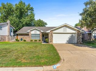 2121 Cold Springs Dr, Arlington, TX 76017