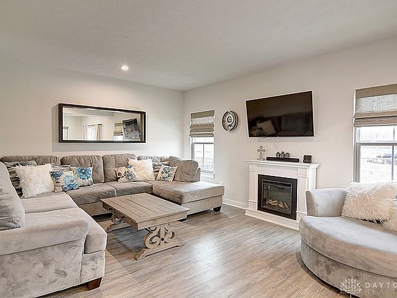 4th image of 9764 Winding Creek Blvd
