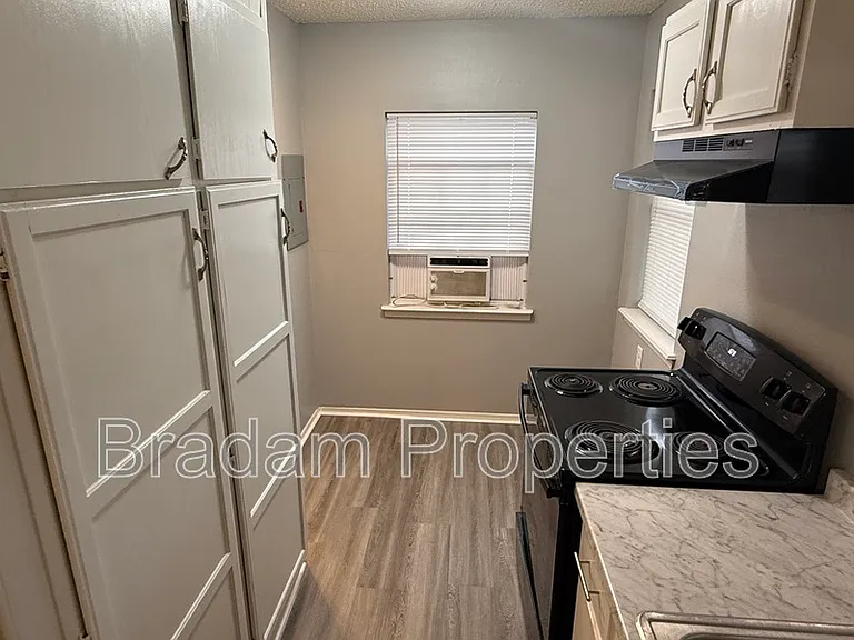 1615 1/2 N Main St — Photo 5