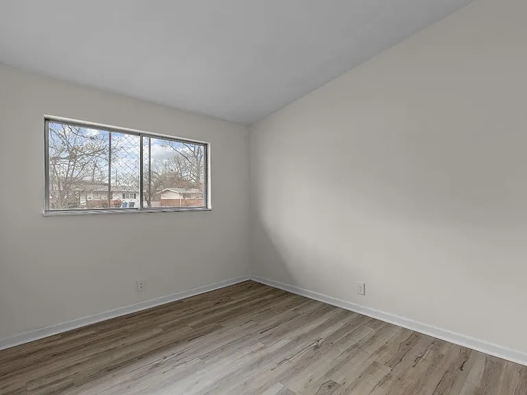 1950 Thunderbird Ave — Photo 11