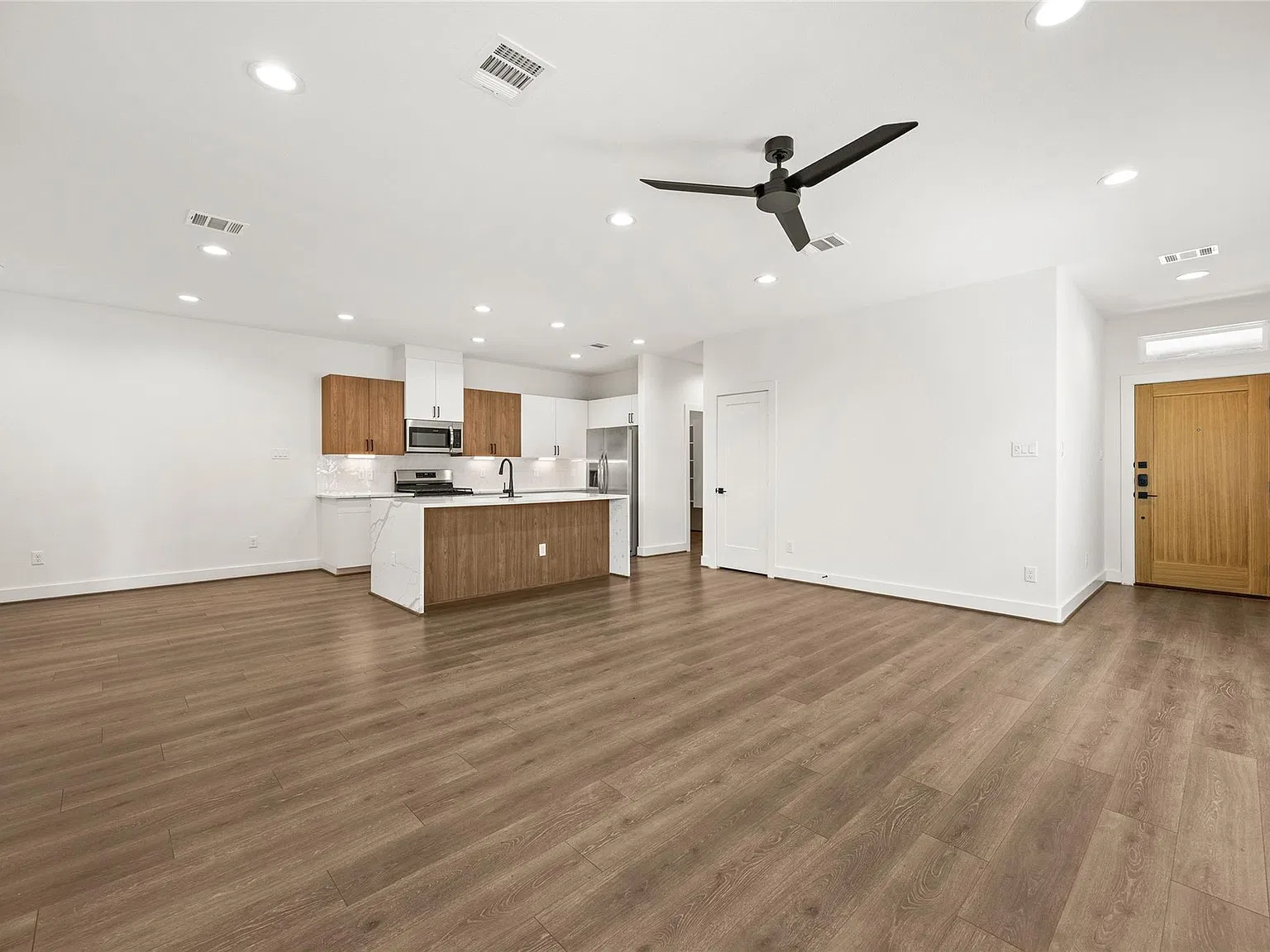 5 bed, 3.0 bath, 2480 sqft, $3,080 — Photo 4