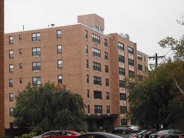 1st image of 2352 Linwood Ave APT 6B