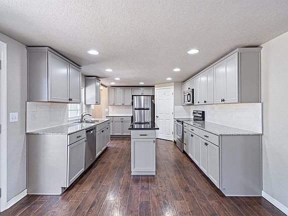 4th image of 703 W Elgin St