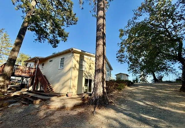 251 Brookside Dr — Photo 3