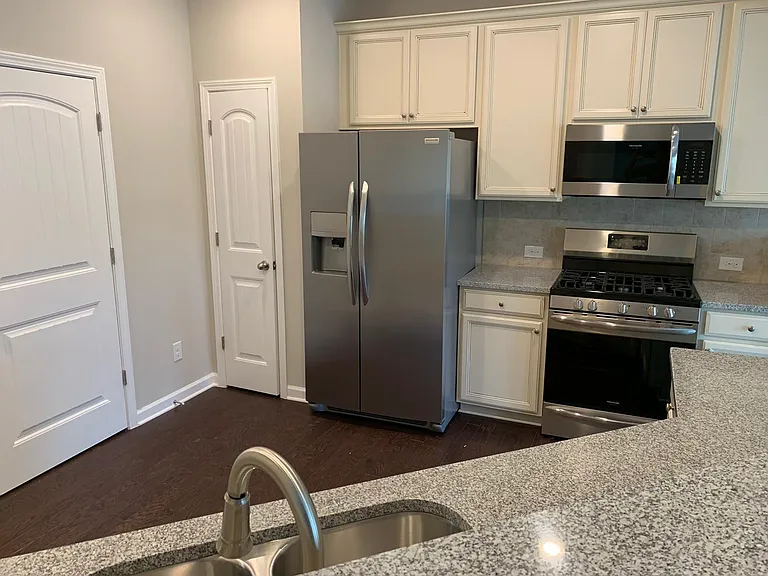 1214 Foxcroft Ln — Photo 3