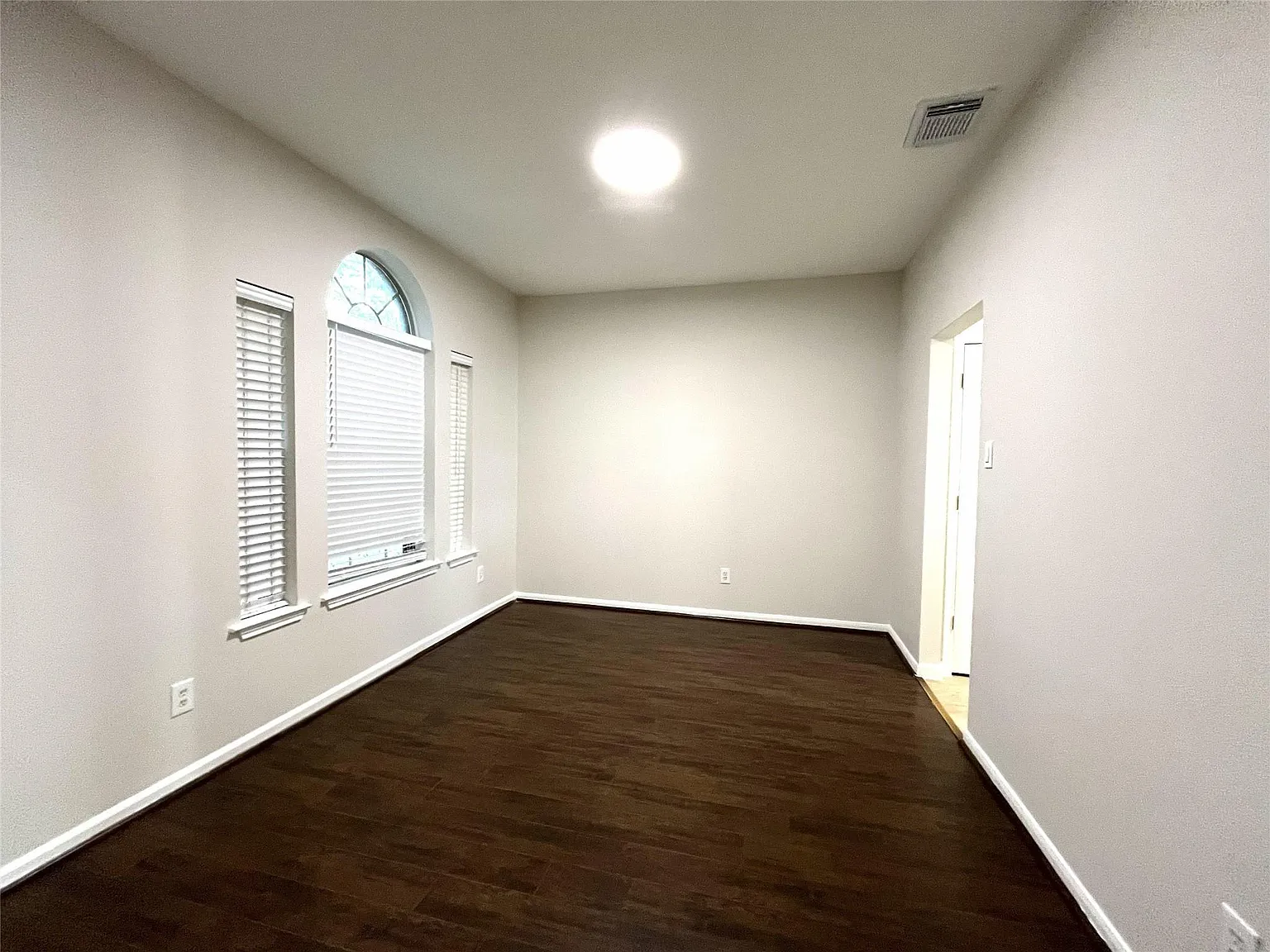 4 bed, 2.5 bath, 3028 sqft, $2,350 — Photo 4