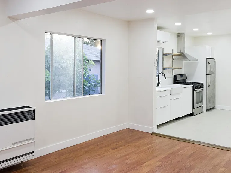 925 Esperanza St — Photo 2