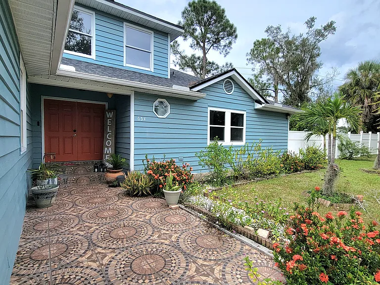 654 Madrid Dr — Photo 1