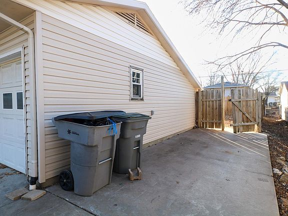 3rd image of 919 Henry St