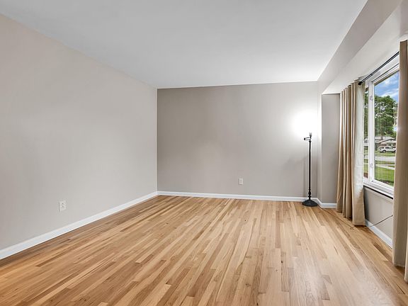 5th image of 27152 Broadmoor Dr