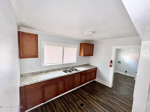 2nd image of 1004 Spengler St