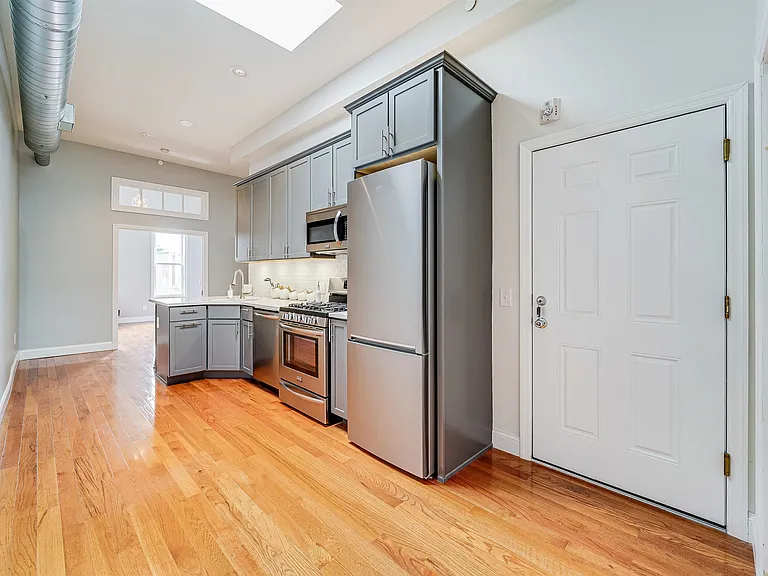 400 Madison St #7 — Photo 3
