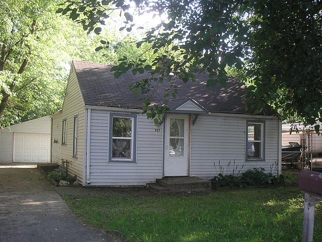 1st image of 927 Evans Ave