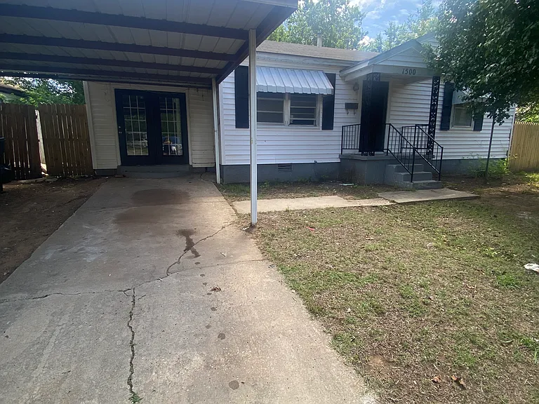 1500 Maple Dr — Photo 2