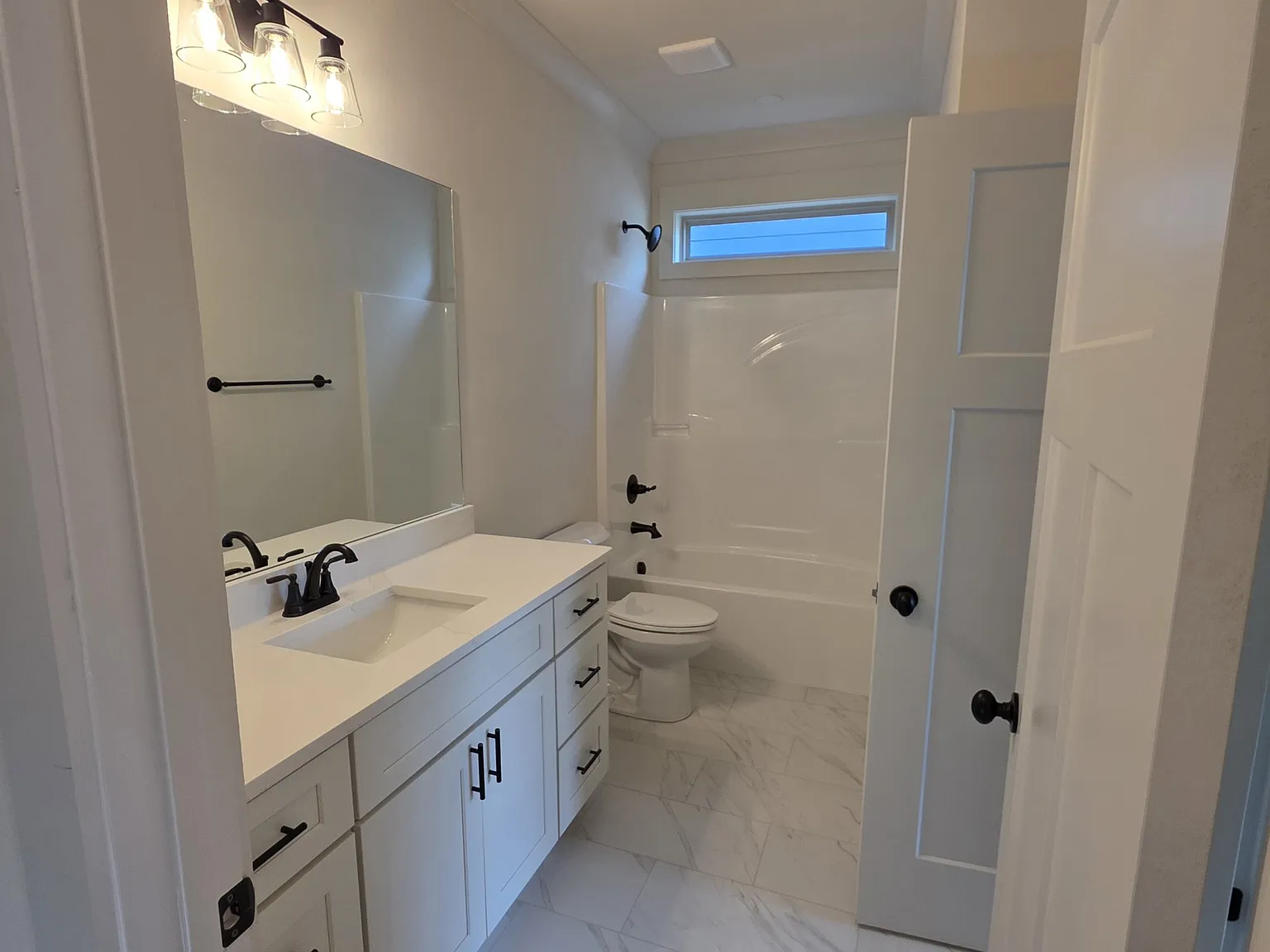 3 bed, 1996 sqft, $2,600 — Photo 2