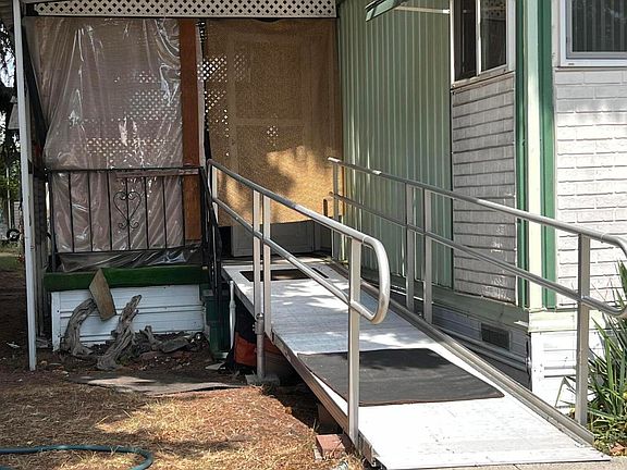 3rd image of 637 W Texas Ave
