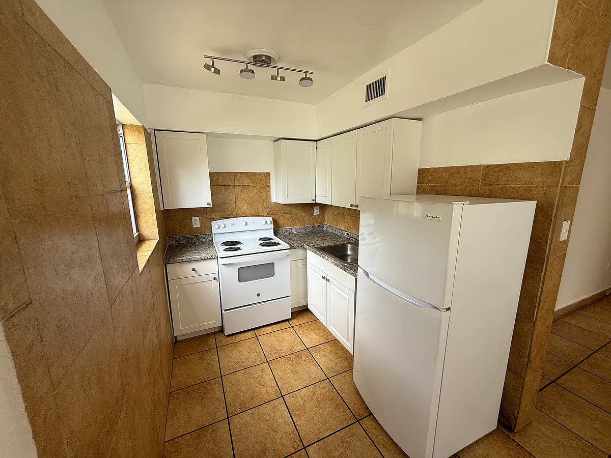 Building Photo - 17080 NE 23rd Ave #1
