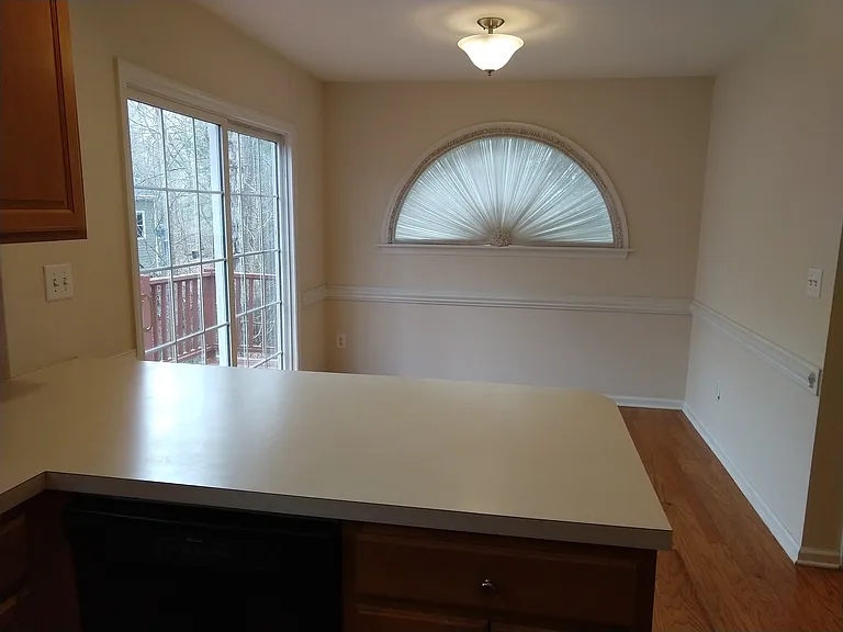 136 Trafalgar Ln — Photo 9