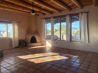2 Vista Del Ocaso Rd, Ranchos De Taos, NM 87557