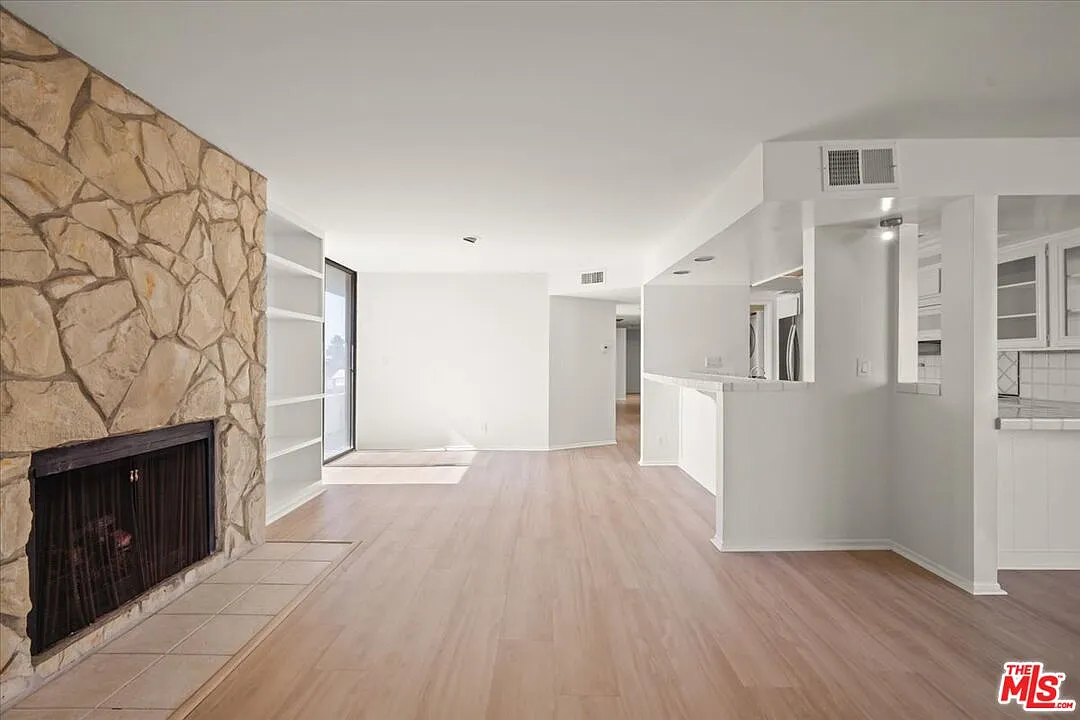 Building Photo - 15480 Antioch St #306
