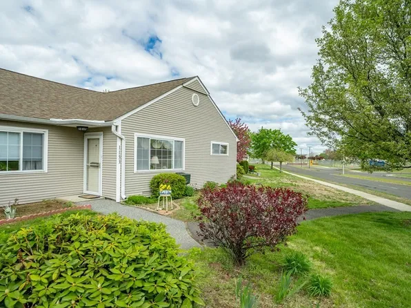1153 James St, Chicopee, MA 01022