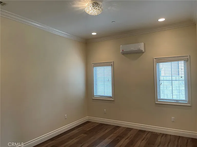 9811 Broadway — Photo 11