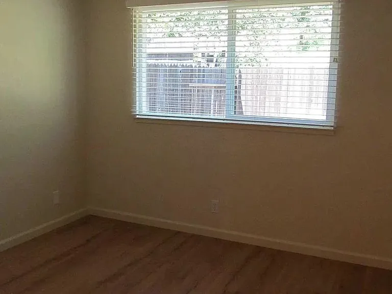 1723 Kent St — Photo 8
