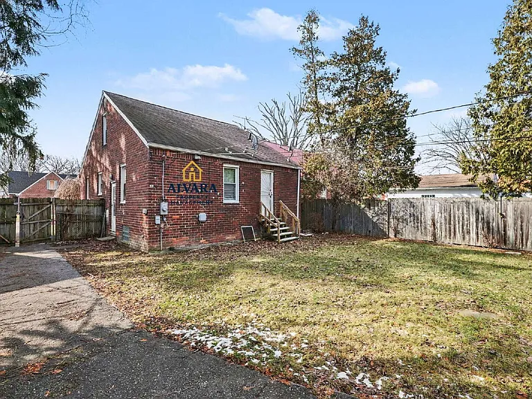 5164 Hereford St — Photo 16