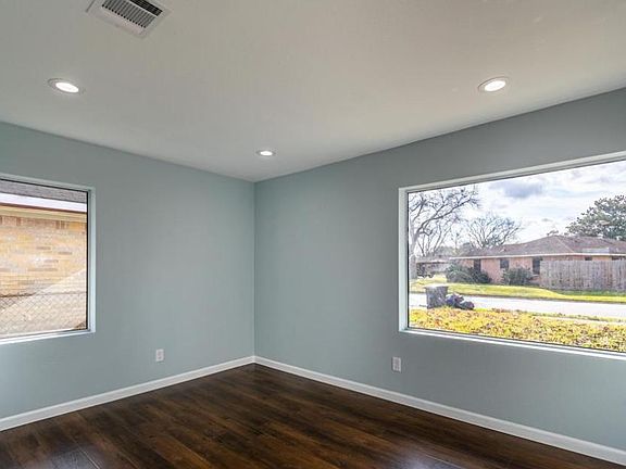 5th image of 615 E Delz Dr