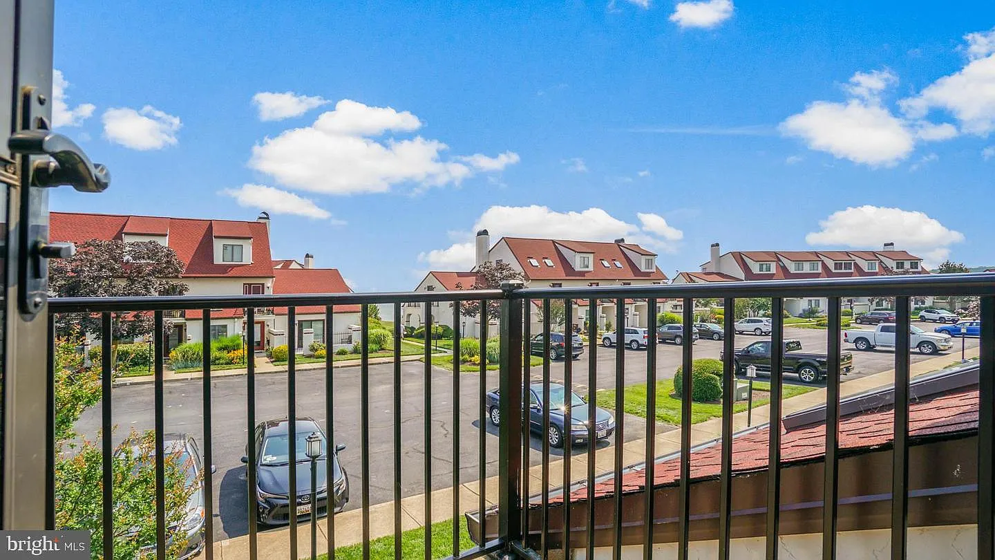 2 bed, 1.5 bath, 1010 sqft, $2,300 — Photo 2