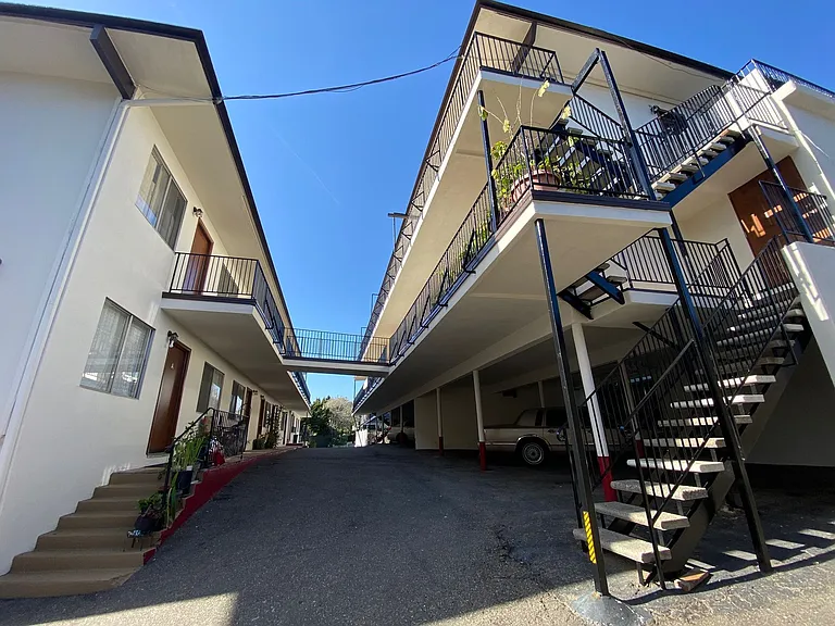427 W Montecito St — Photo 21