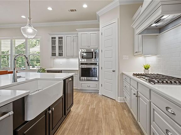 3rd image of 412 Cottonwood Creek Ln
